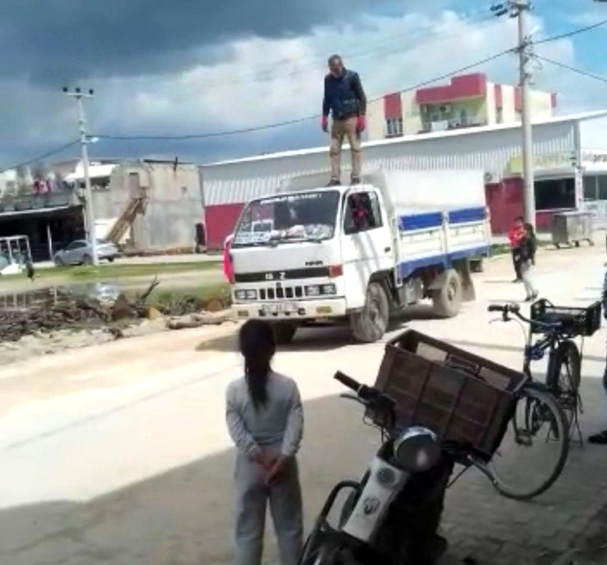 Seyir halindeki kamyoneti kullanmayı bırakıp üstüne çıktı