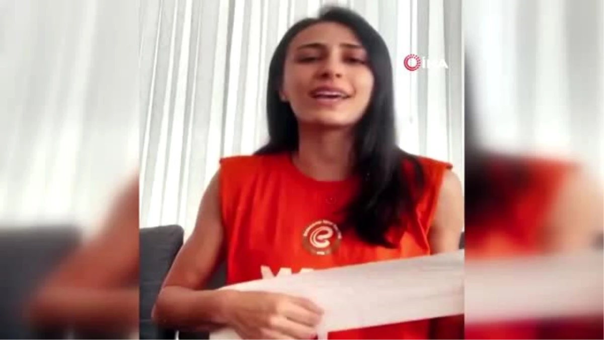 Simge Aköz, evde kalanlara moral vermek için şarkı söyledi