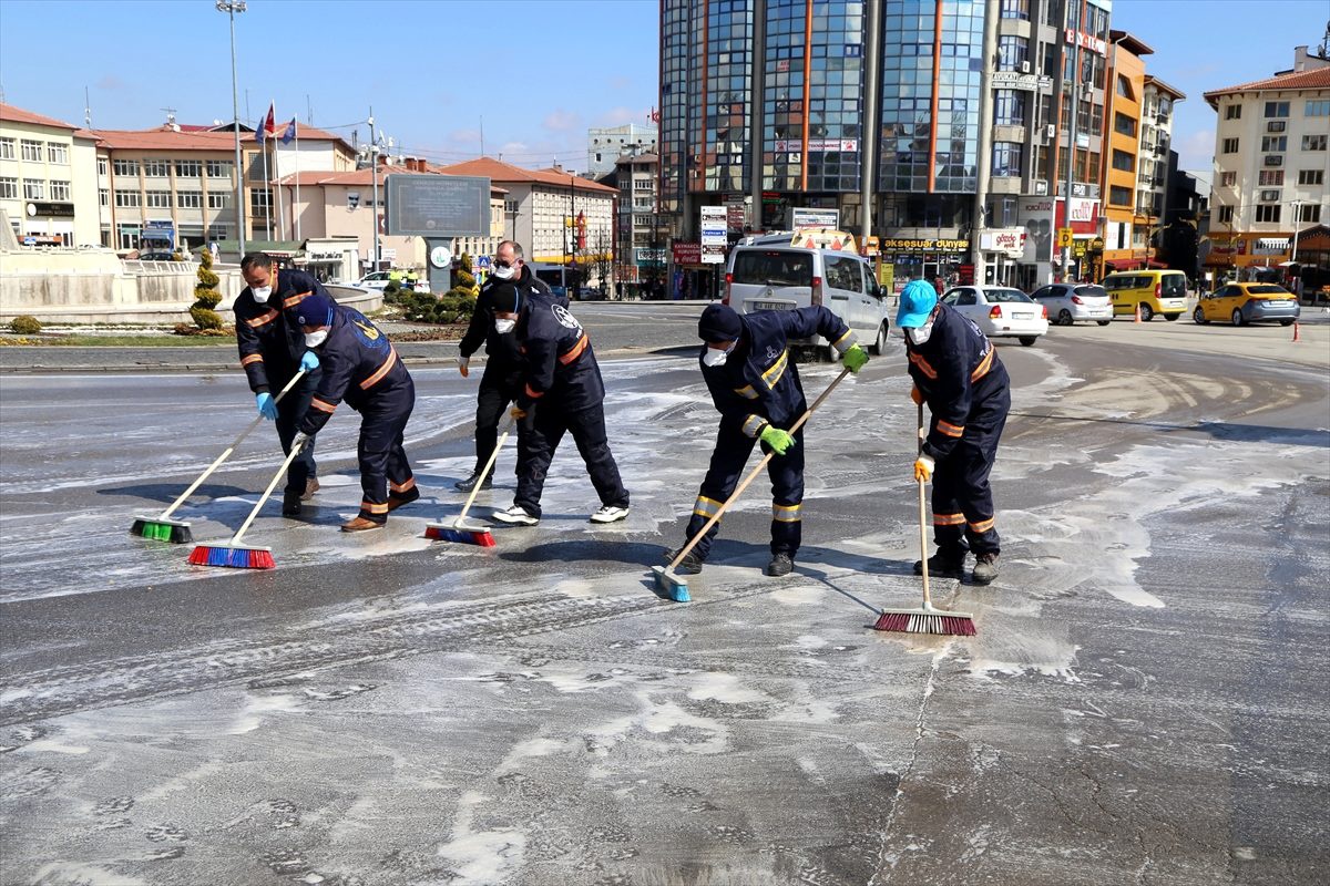 Sivas\'ta cadde ve sokaklar koronavirüse karşı ilaçlandı