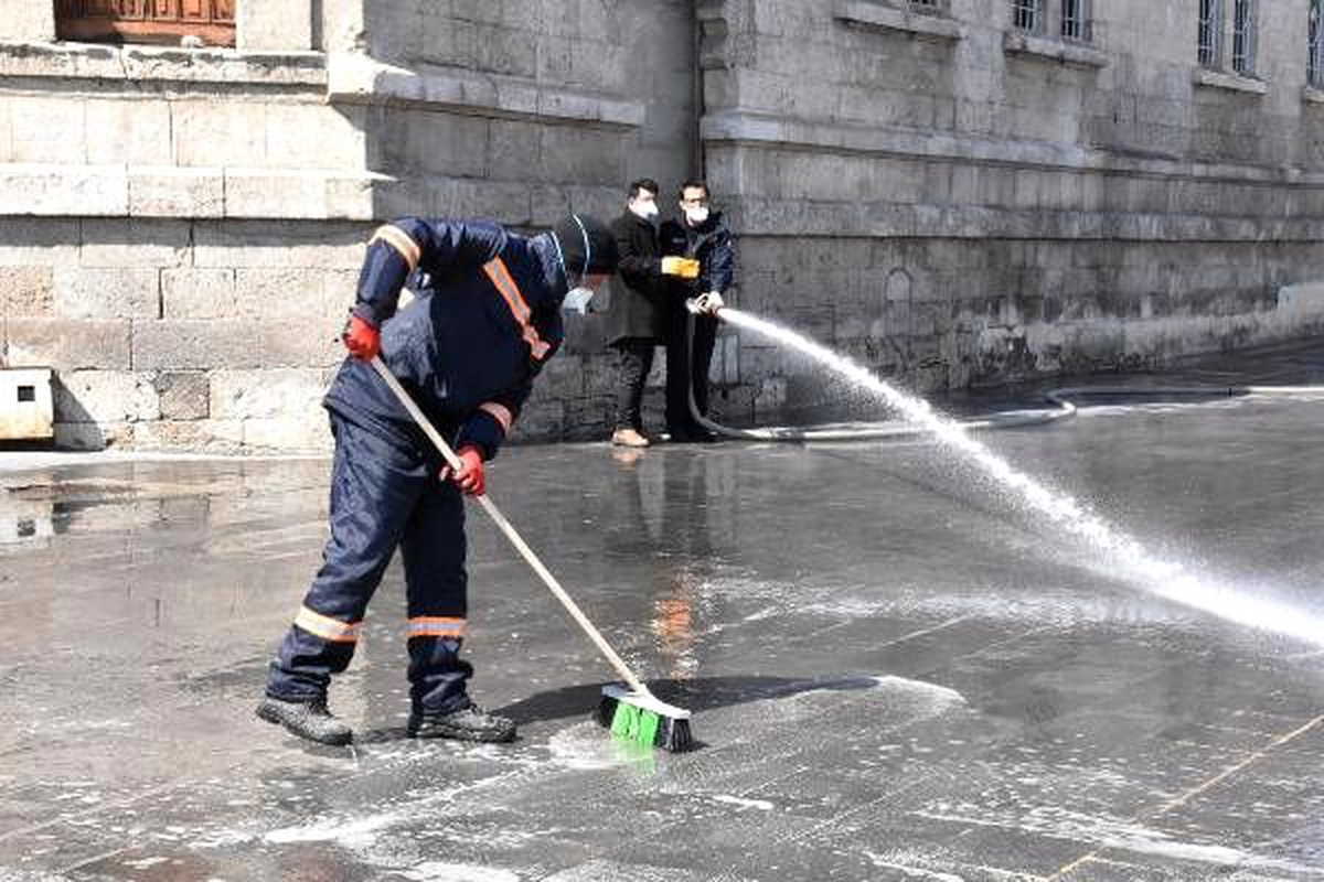 Sivas\'ta kent meydanı çamaşır suyuyla yıkandı