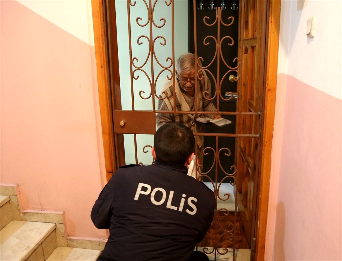 Sivas\'ta polise sucuk sipariş eden 92 yaşındaki adamın isteği yerine getirildi