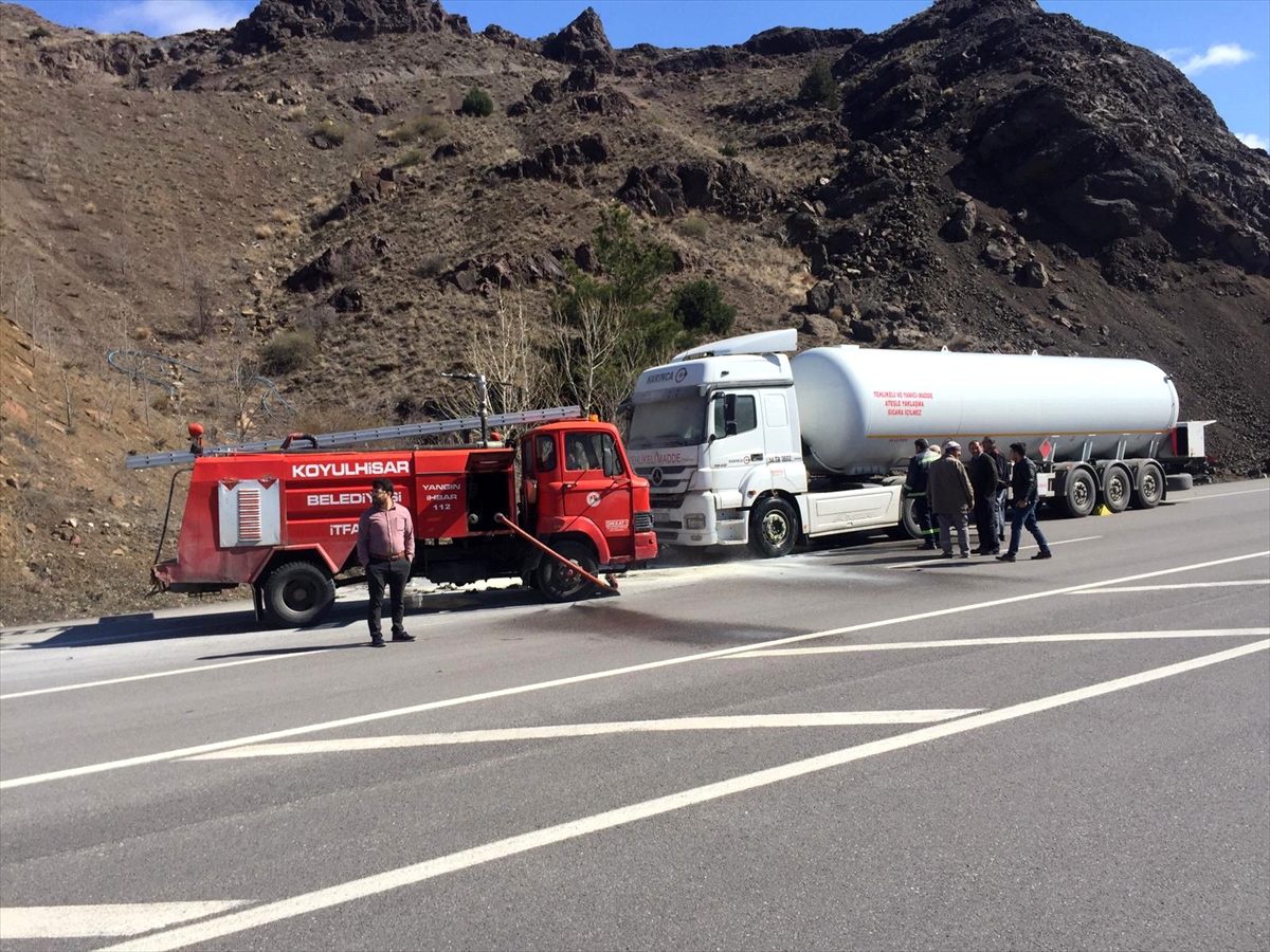 Sivas\'ta seyir halindeki LPG yüklü tırın motor kısmında yangın çıktı