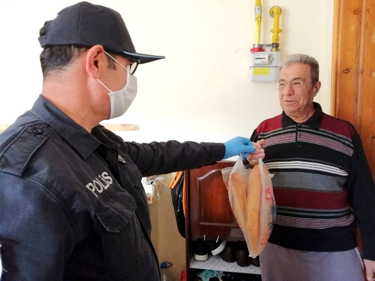 Sokağa çıkamayan şehit babasının ihtiyacını polis karşıladı