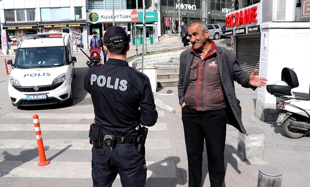 Sokağa çıkan 65 yaş üstü vatandaşlar uyarılarak evlerine gönderildi