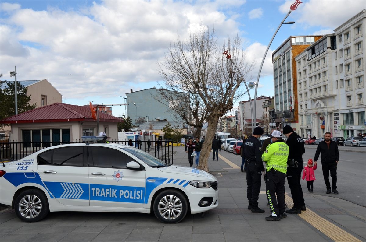 Sokağa çıkan 65 yaş ve üstü bireyler uyarılarak evlerine gönderildi
