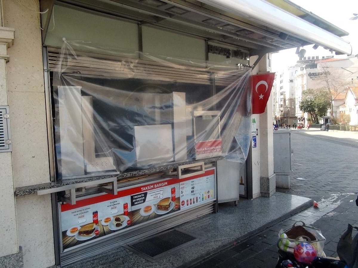 Taksim\'de restoran ve lokanta esnafı kepenk kapattı