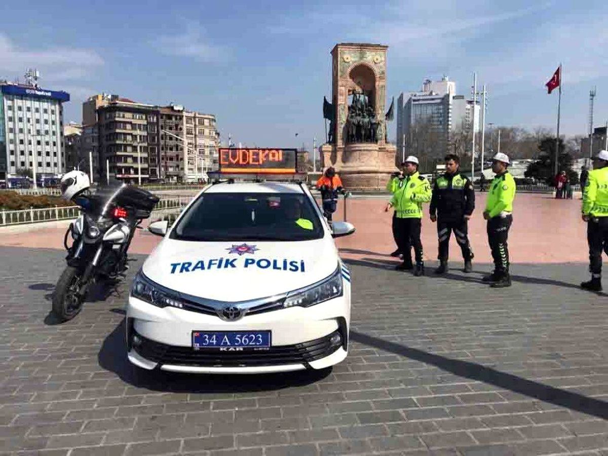 Taksim Meydanı güvercinlere kaldı