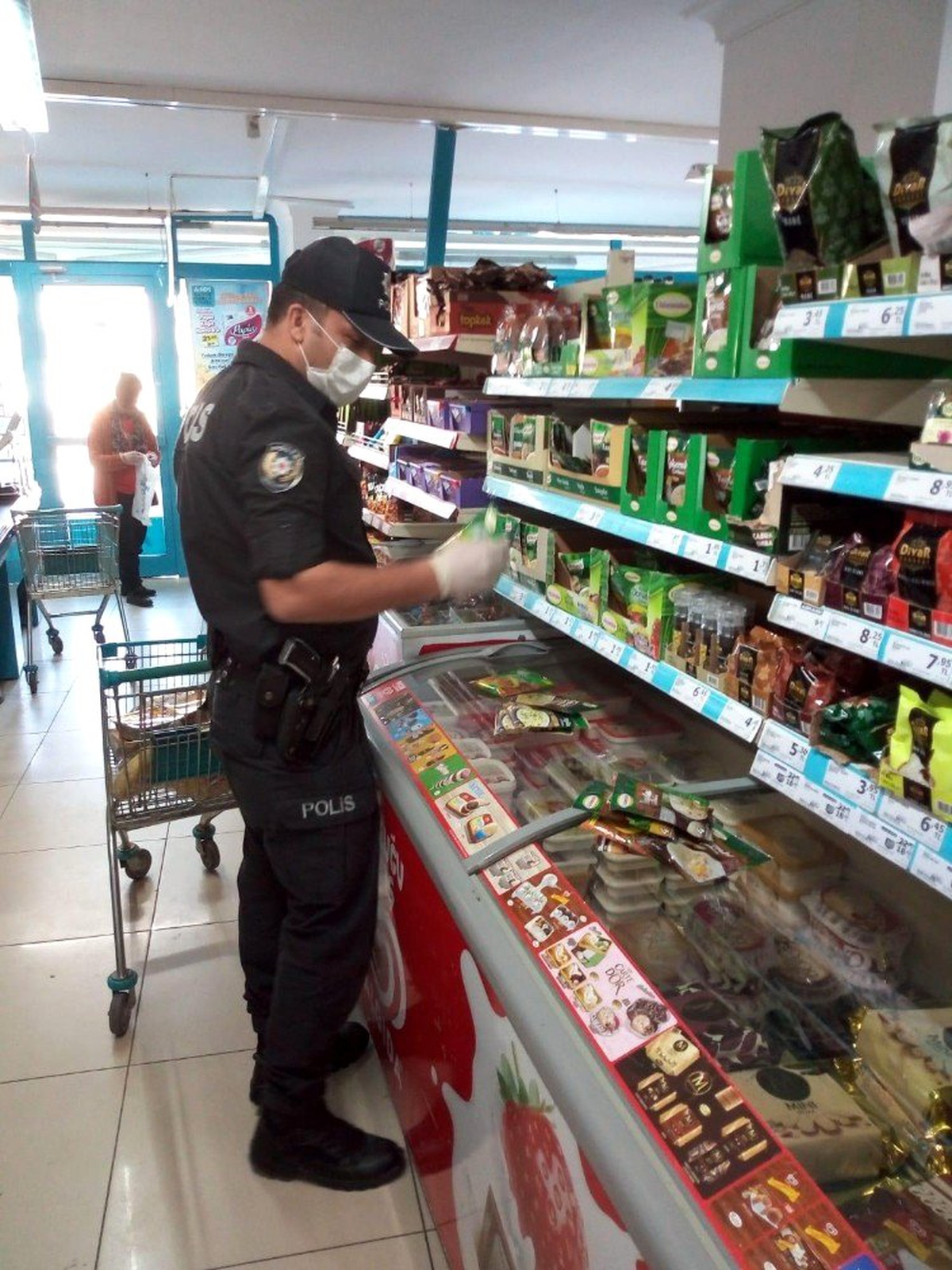 Tarsus\'ta 65 yaş ve üstü 22 kişinin ihtiyacını görevliler karşıladı