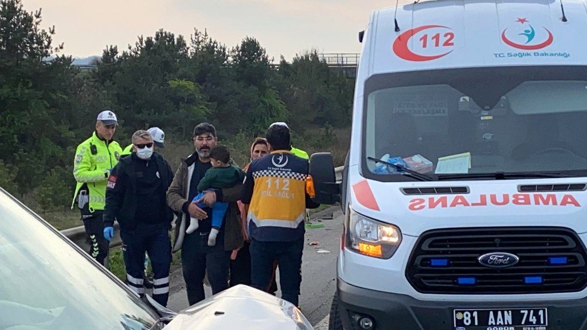 Tem otoyolunda feci kaza: 3\'ü çocuk 7 yaralı
