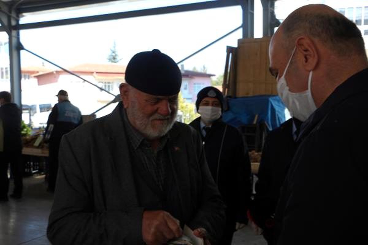 Tokat\'ta semt pazarında maske dağıttılar