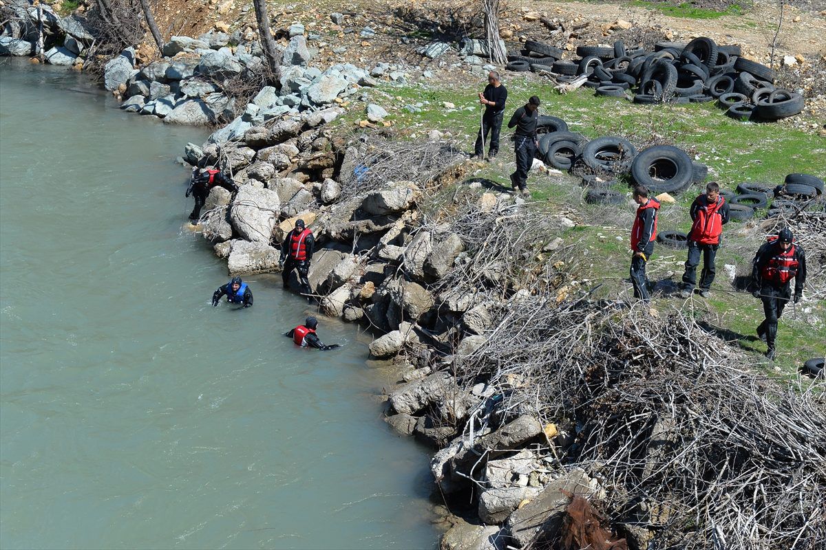 Tunceli\'de bottan Munzur Çayı\'na düşen uzman çavuşu arama çalışmaları sürüyor