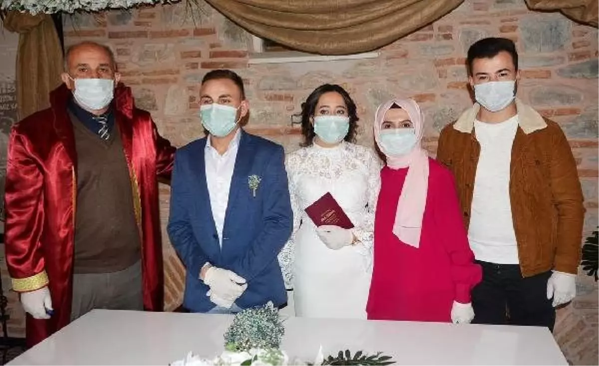 Turgutlu\'da maskeli, eldivenli nikah