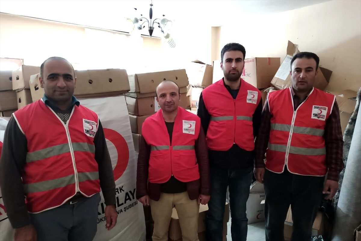 Türk Kızılay Yüksekova\'da 200 aileye gıda yardımında bulundu
