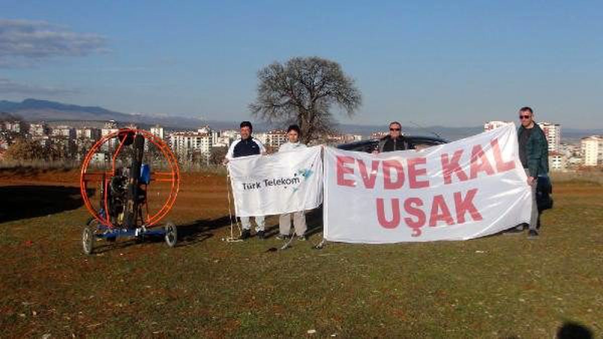 Uşak semalarında paramotorla ile \'evde kal\' çağrısı