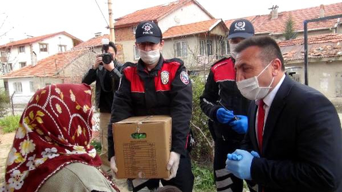 Uşak\'ta, 65 yaş ve üzerindekilere erzak kolisi