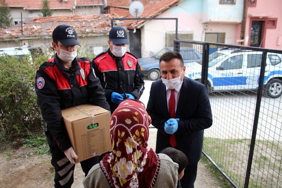 Uşak\'ta evlerinden çıkamayan yaşlılara yardım kolilerini polis götürdü