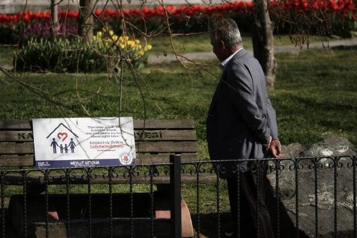Vatandaşların eve dönmesi için banklara levhalar yerleştirildi