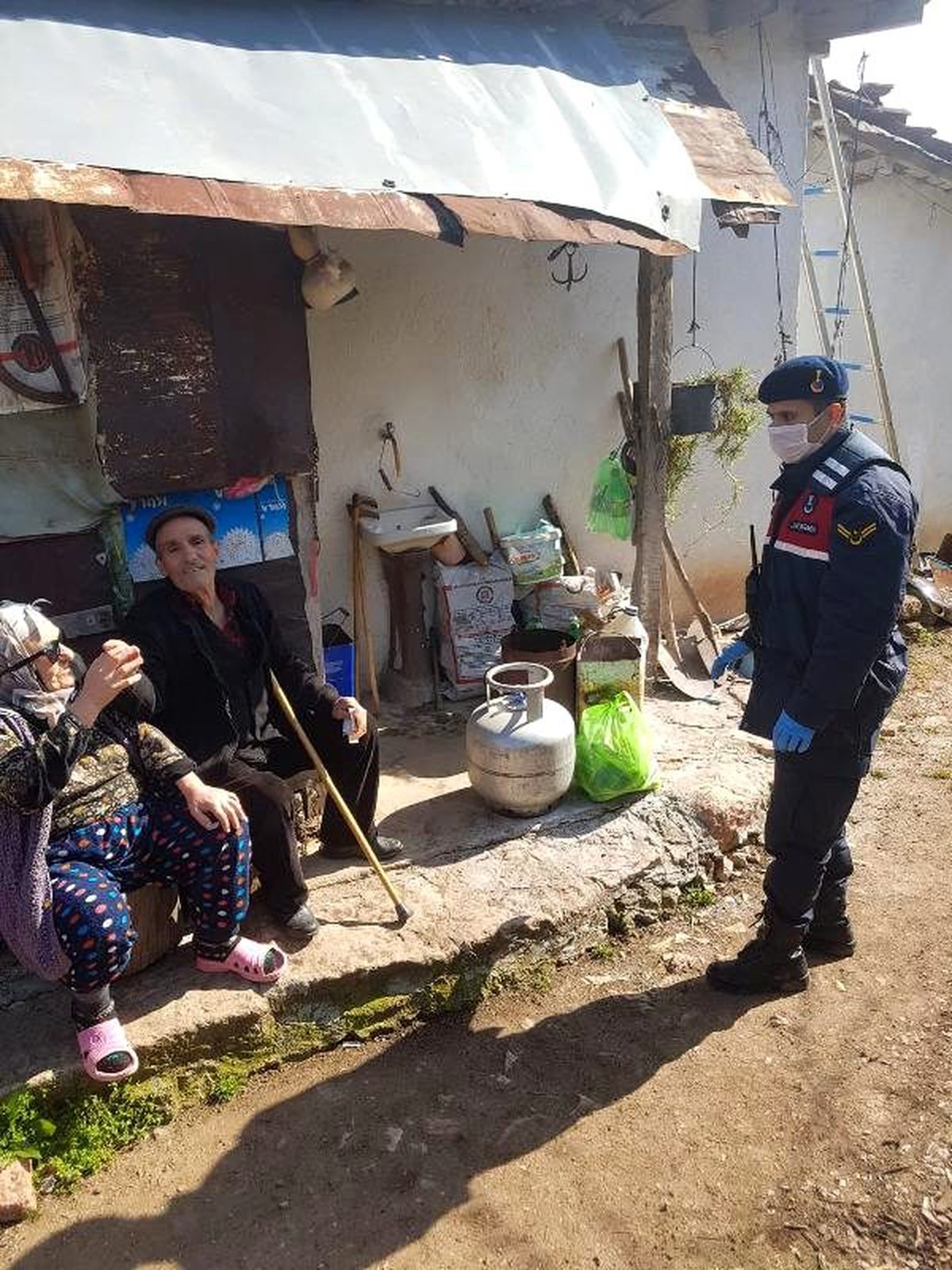 Vefa Grubu, evden çıkamayanların ihtiyaçlarını karşılıyor
