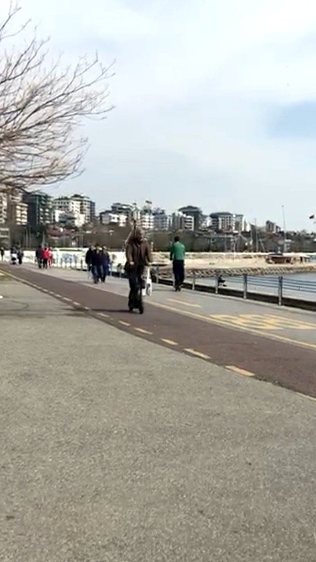 Yaşlı vatandaşın scooterla sahile çıkması pes dedirtti