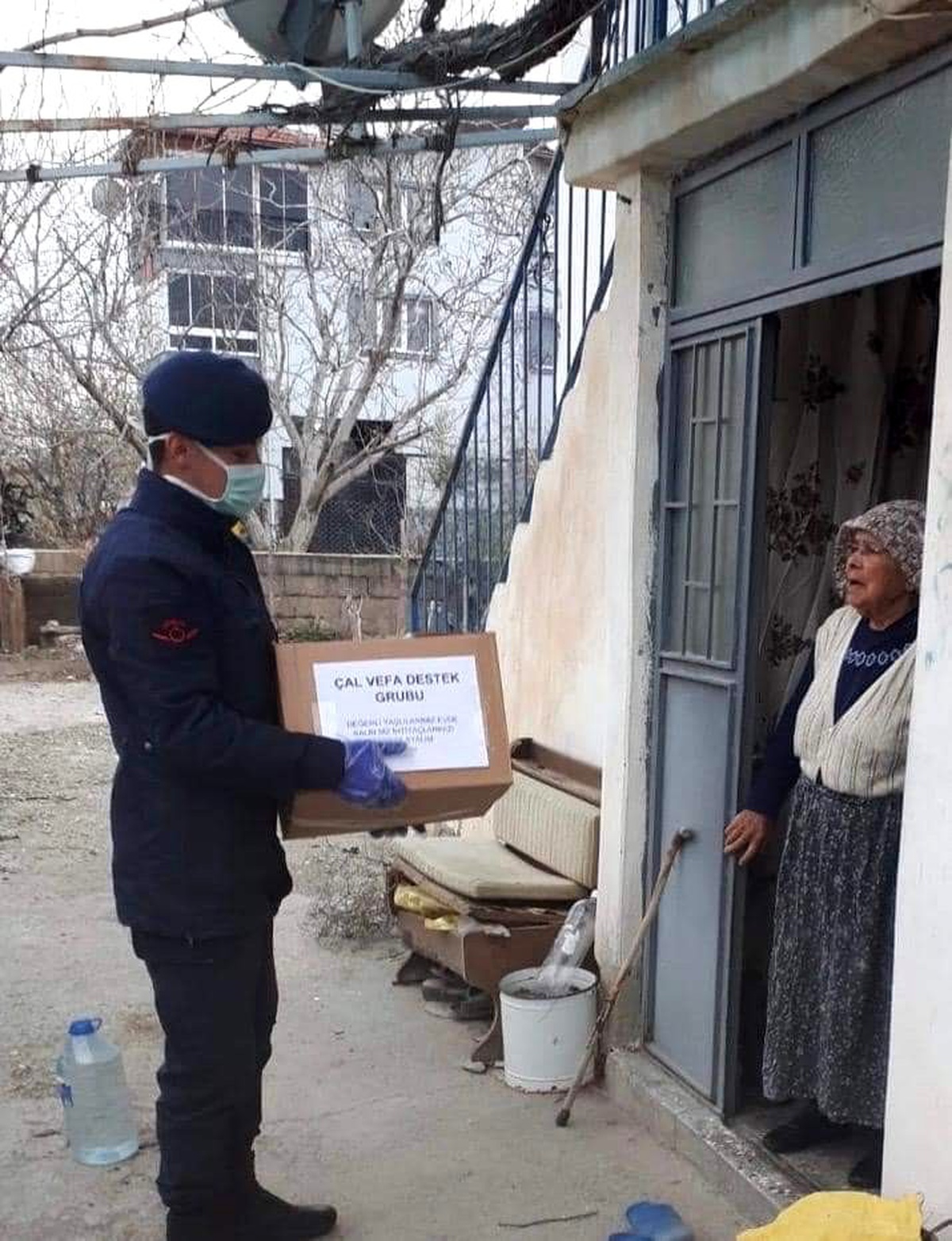 Yaşlı vatandaşlara gıda kolilerini jandarma ekipleri ulaştırdı