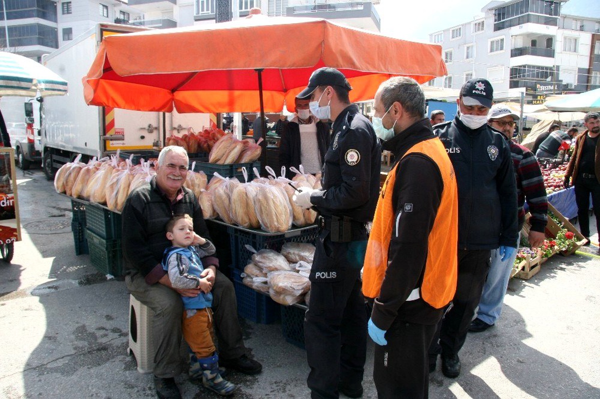 Yaşlılar polisin kimlik kontrolü yaptığını görünce çareyi kaçmakta buldu