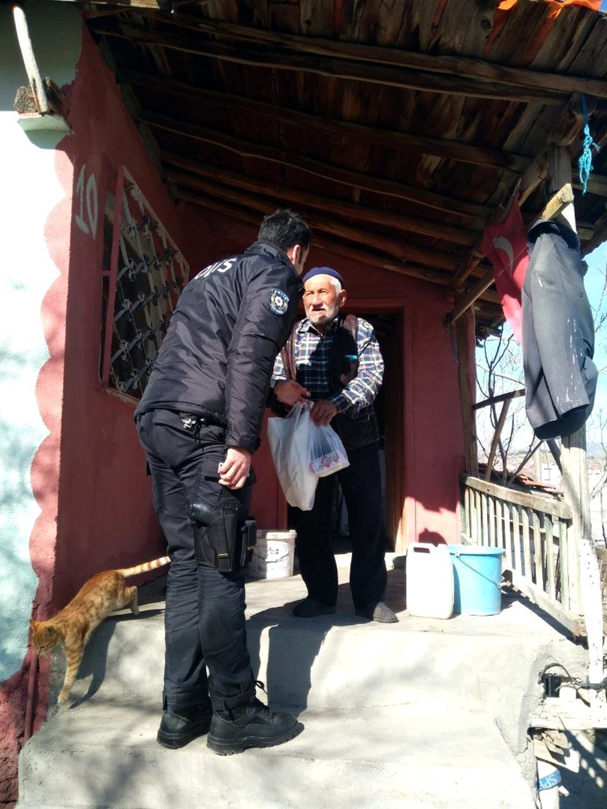 Yaşlıların ihtiyaçlarını polis karşılıyor