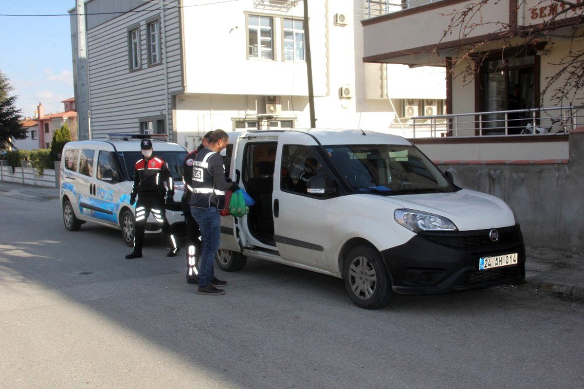 Yaşlıların siparişlerini evlerine polisler teslim ediyor