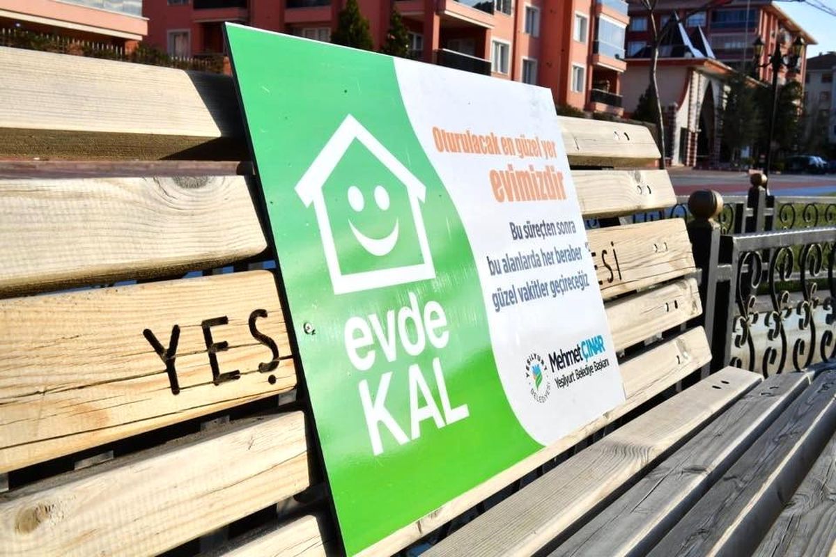 Yeşilyurt\'ta banklara uyarı levhaları yerleştirildi