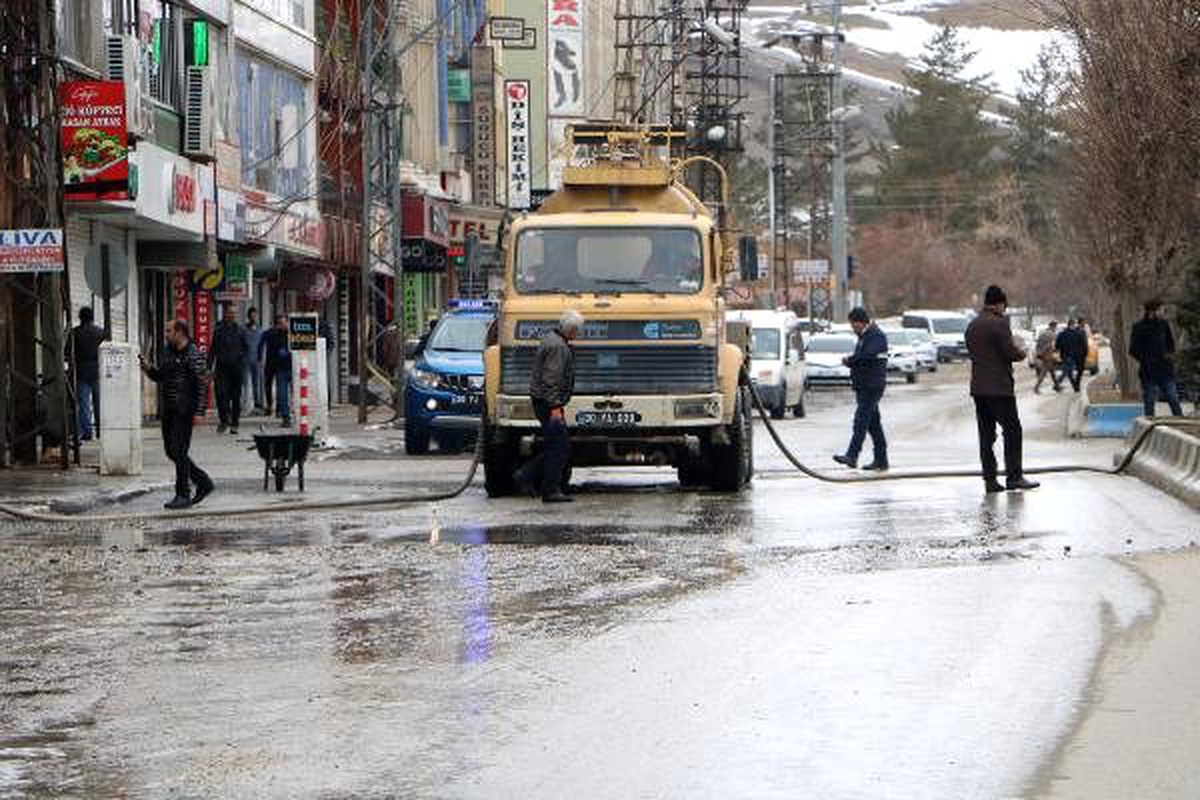 Yüksekova\'da cadde ve sokaklar, tazyikli suyla yıkandı
