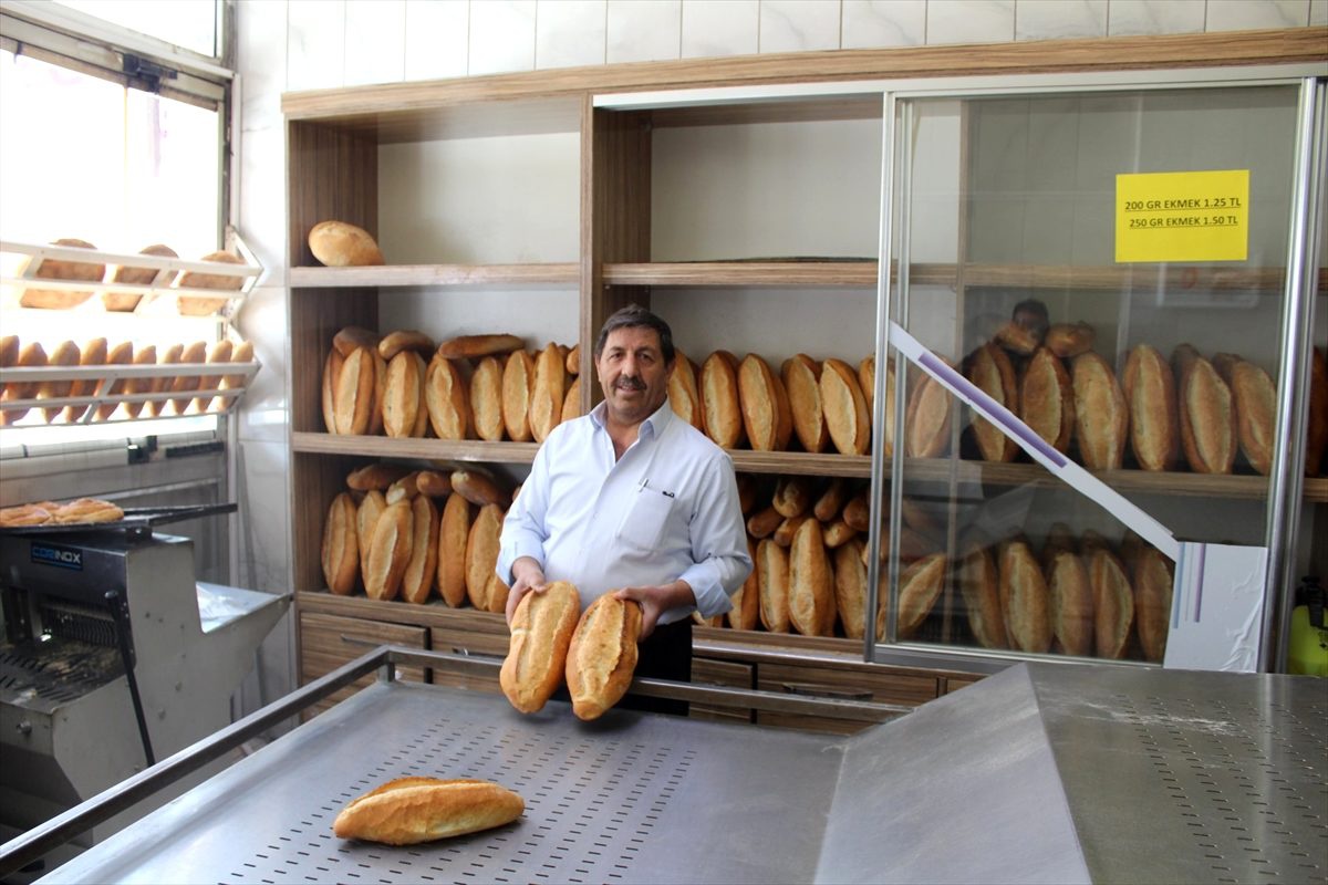 Yunak\'ta sağlık çalışanlarına ücretsiz ekmek ve unlu mamuller hizmeti