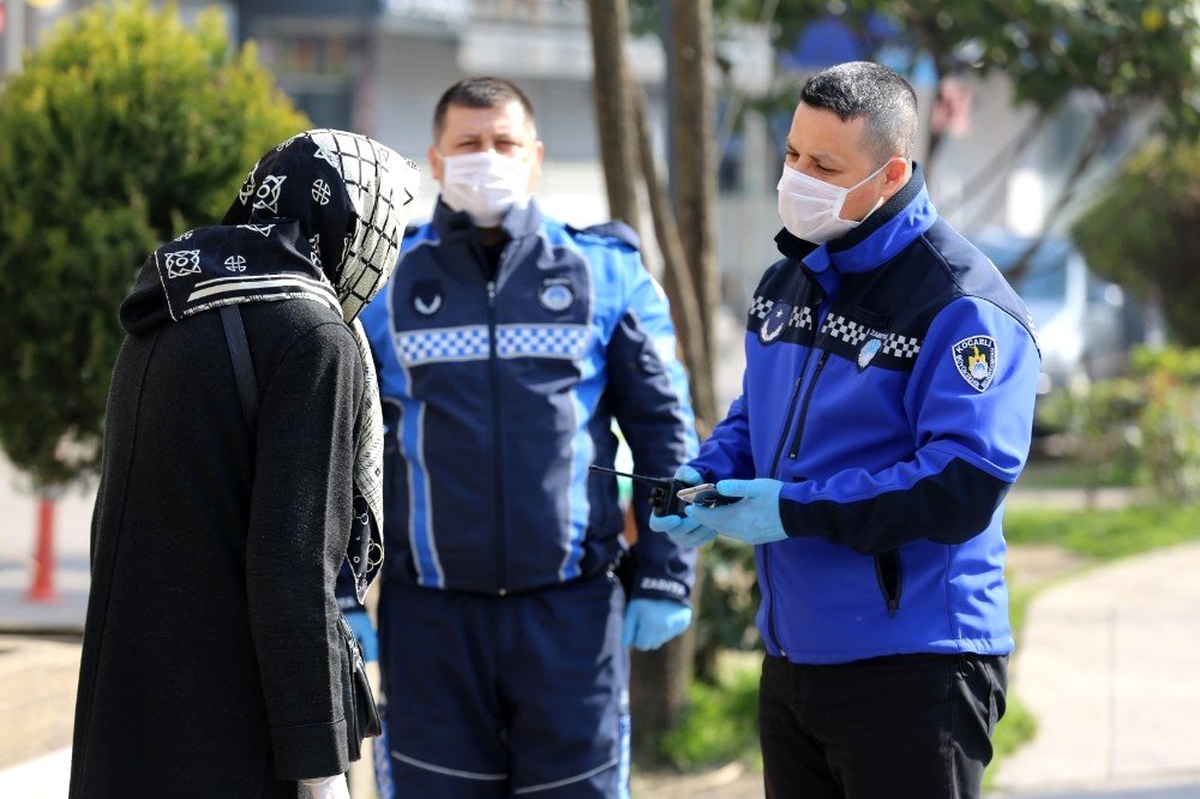 Zabıta ekipleri sokak sokak gezdi, yaşlı vatandaşları evlerine yönlendirdi