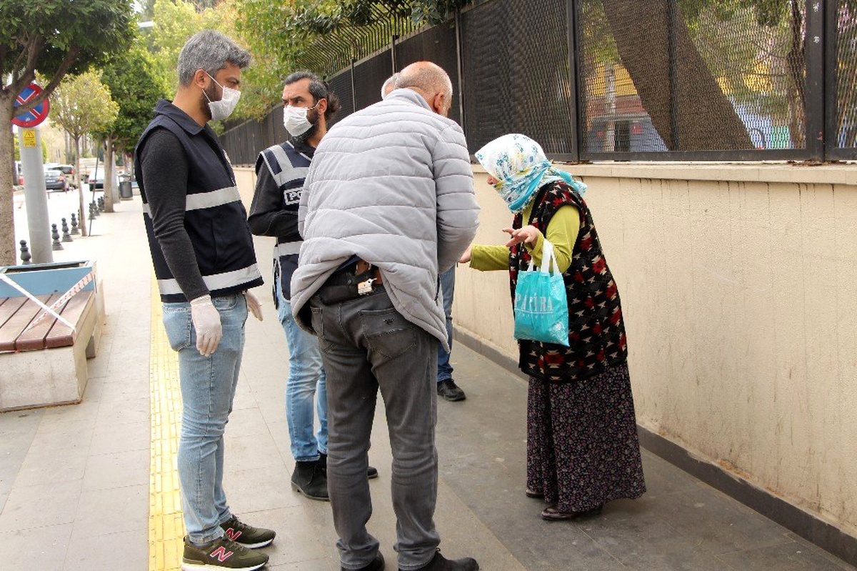 65 yaş üstü ve kronik rahatsızlığı olan bazı vatandaşlar \'Sokağa Çıkma Yasağı\'nı hiçe sayıyor