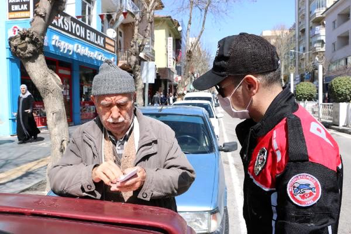 65 yaş ve üstü banka kuyruklarında polise yakalandı