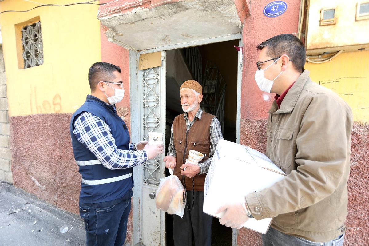 65 yaş ve üstü yaşlılara sıcak yemek dağıtım başlatıldı