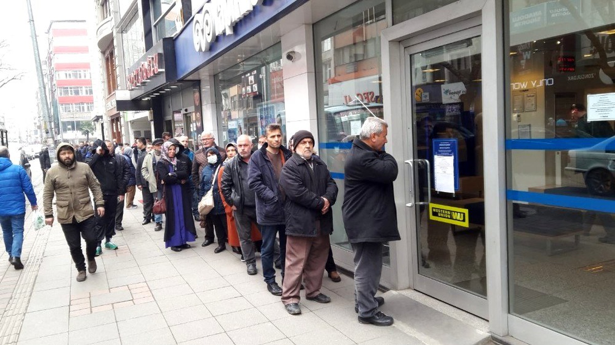 65 yaş yasağına rağmen para çekme inadı