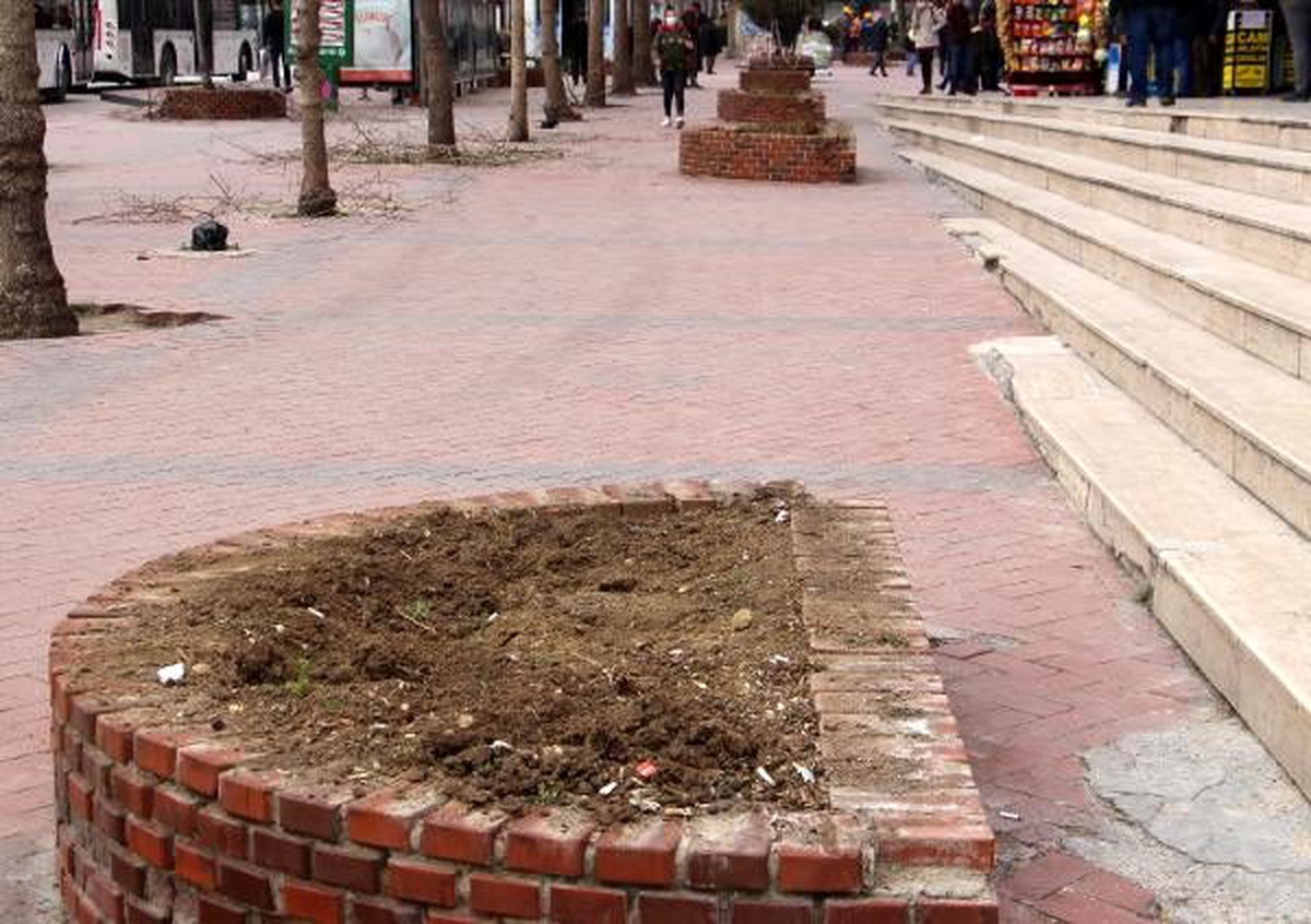 65 yaş yasağına uyulmadı, belediye ekipleri bankları söktü