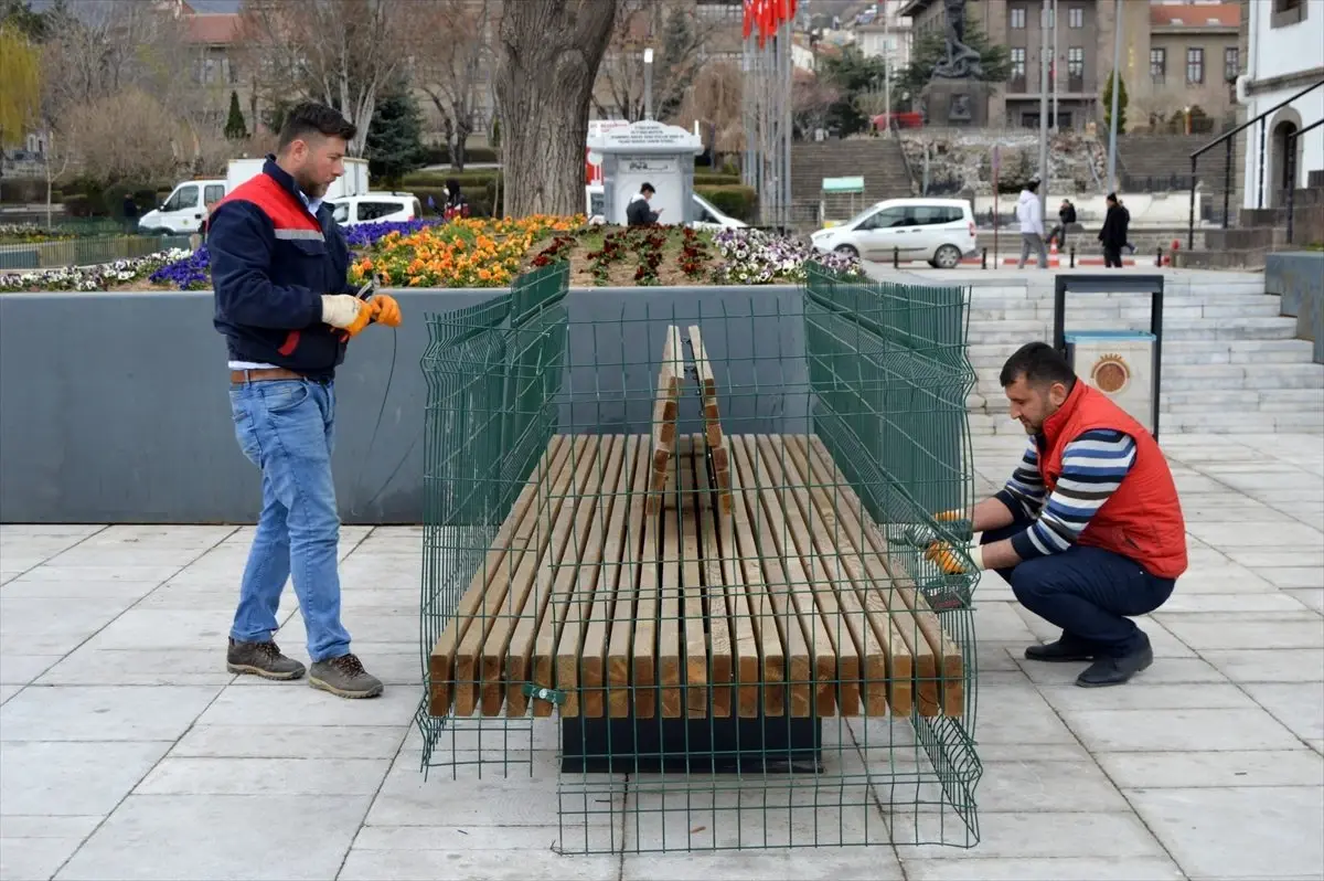 Afyonkarahisar\'da Kovid-19 salgınına karşı park ve meydanlardaki oturma alanları tel örgüyle...