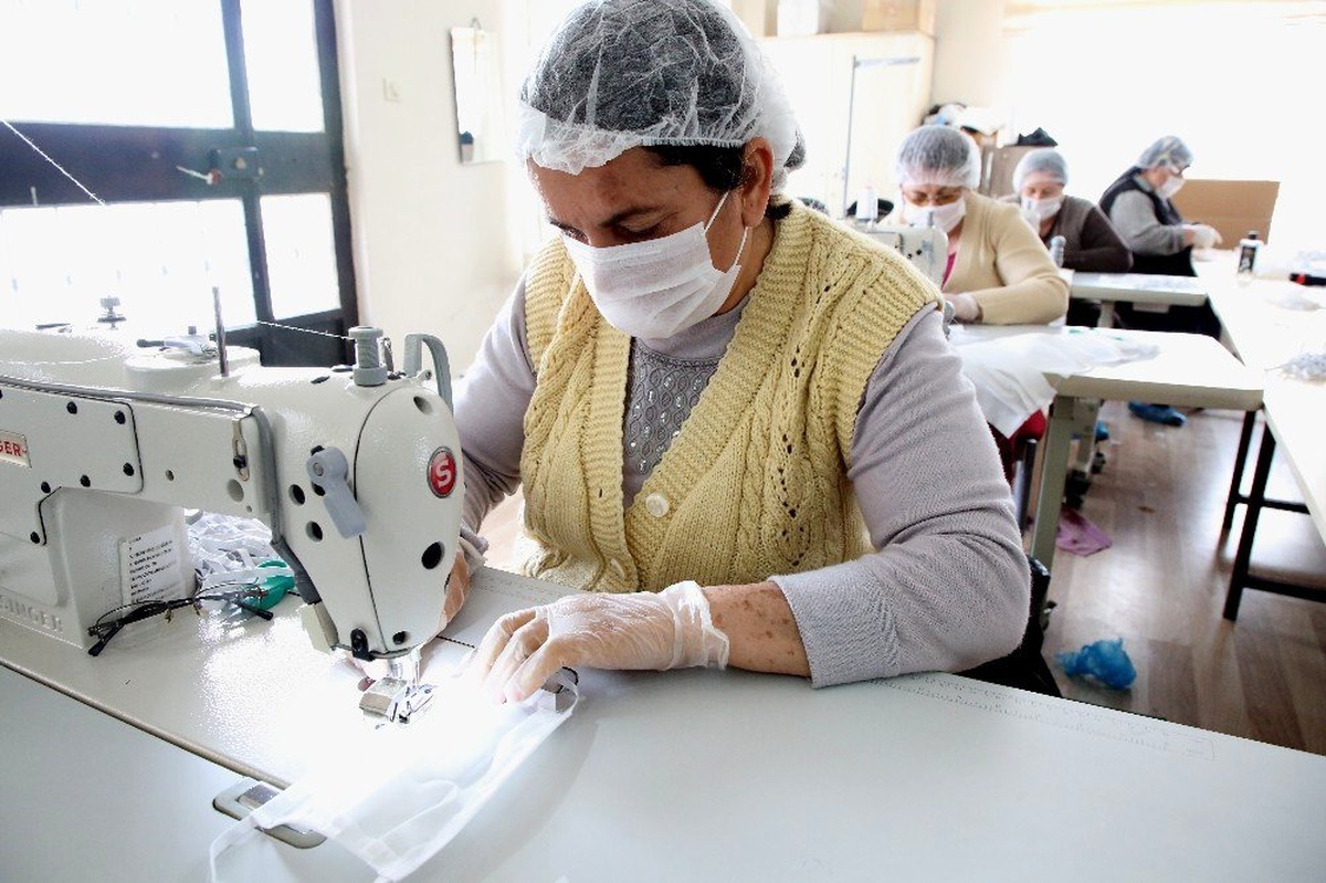 Akdeniz Belediyesi tıbbi maske üretimine başladı