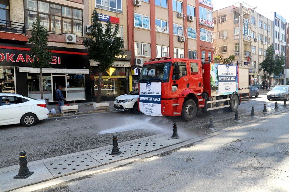 Akdeniz\'de cadde ve sokaklar dezenfekte ediliyor