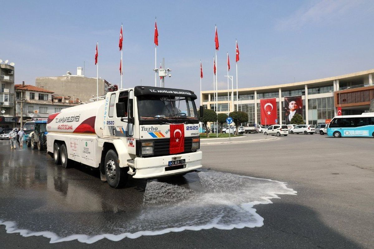 Akhisar Belediyesi, cadde ve sokakları da dezenfekte ediyor