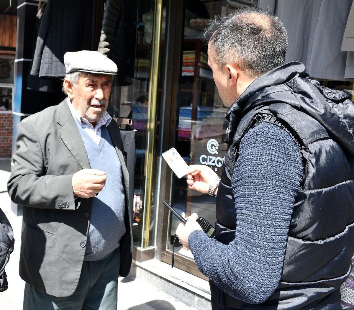 Aksaray\'da polis kimlik ve kuyrukta mesafe kontrolü yaptı