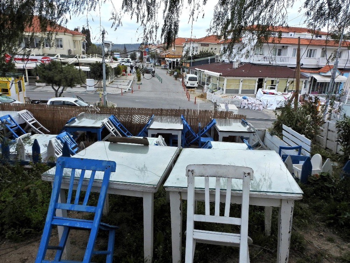 Alaçatı sokakları "Sağlıklı günlerde buluşmak dileğiyle" boşaldı