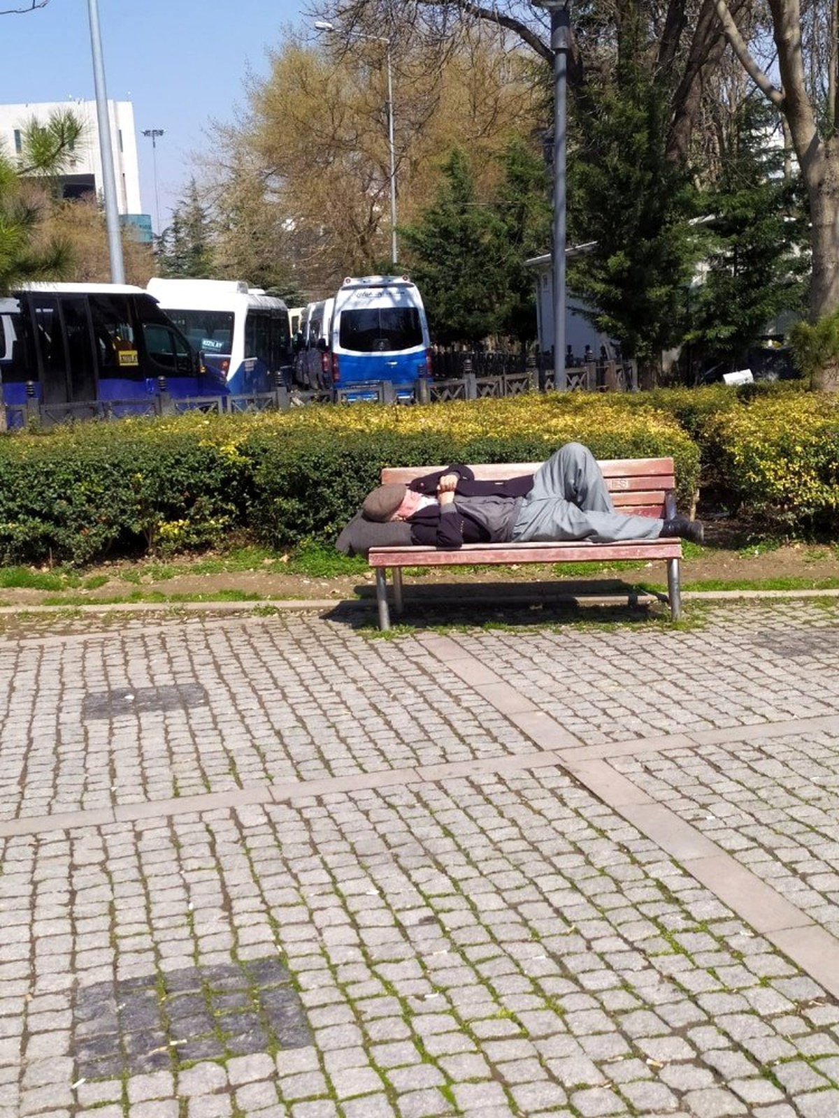 Ankara\'da yasağa uymayan 65 yaş üstü vatandaşlar polis tarafından uyarıldı