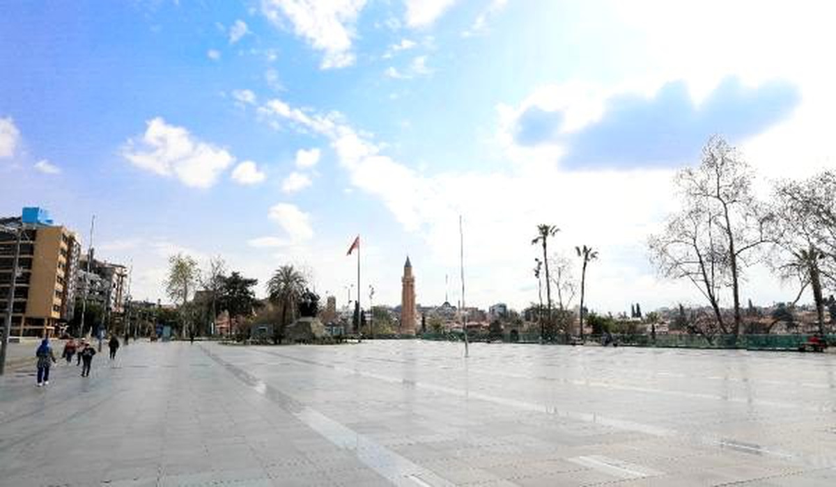 Antalya\'da meydan ve sokaklar, boş kaldı