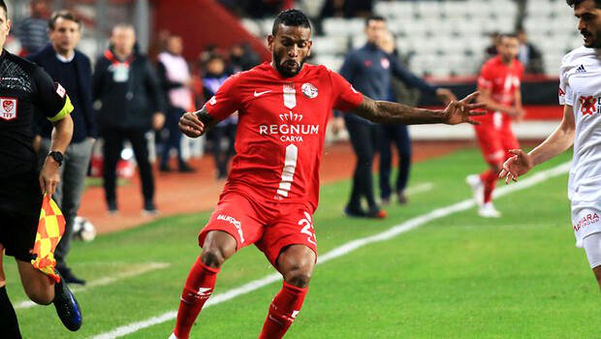 Antalyasporlu Charles karantina sebebiyle Türkiye\'ye dönemedi!