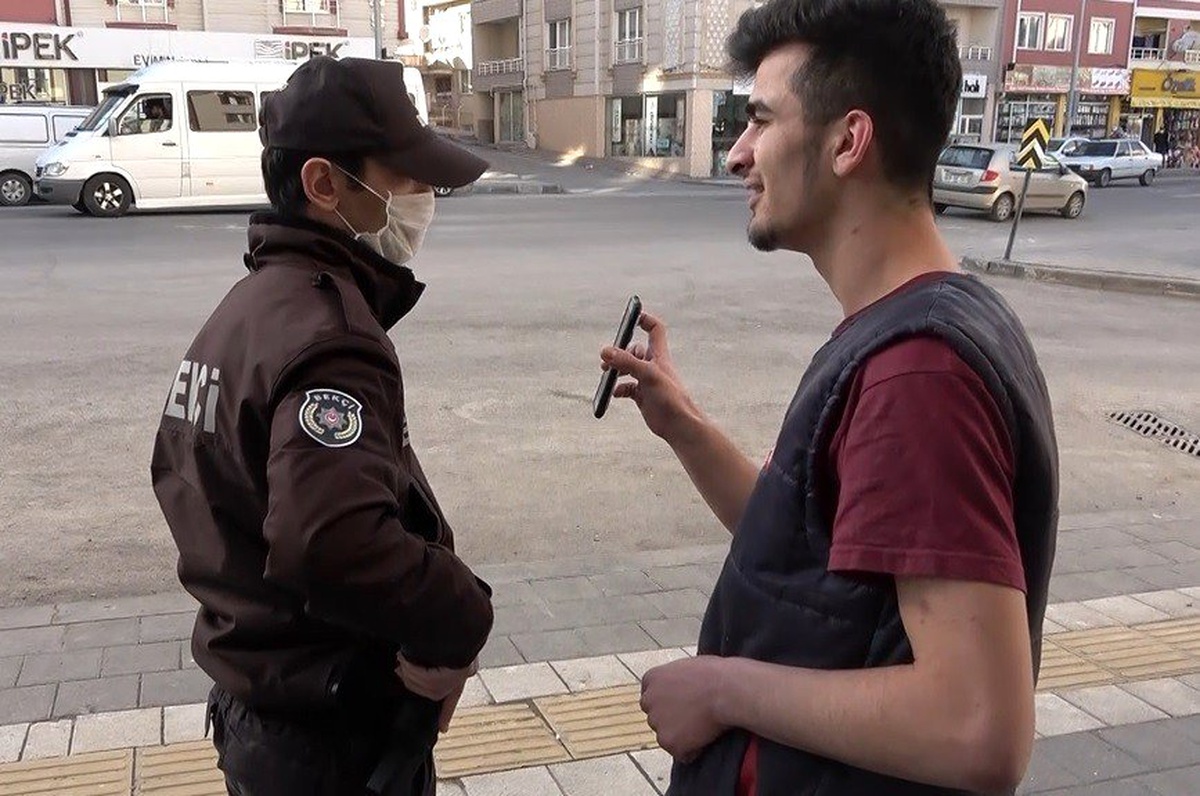 Arkadaşları ihbar etti, bekçi telefonda ikna etti