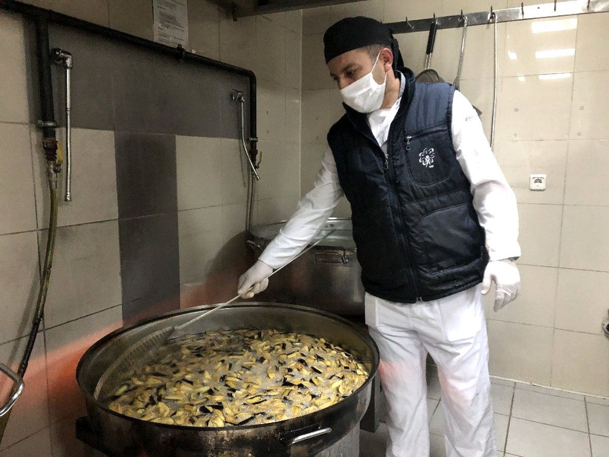 Ataşehir\'de 65 yaş üstüne evde sıcak yemek ve ekmek desteği