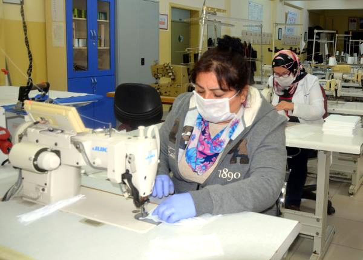 Avcılar\'da Halk Eğitimi Merkezi\'ndeki öğretmenler gönüllü maske dikimine başladı