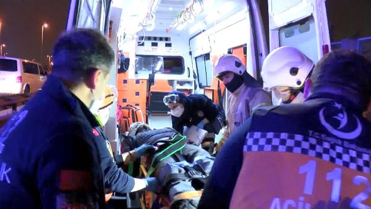 Avcılar\'da otomobil ile minibüs çarpıştı: 2\'si ağır, 4 yaralı