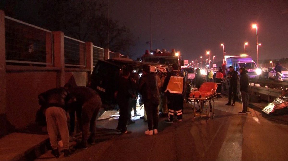 Avcılar\'da otomobil ile panelvan araç çarpıştı: 2\'si ağır 4 yaralı